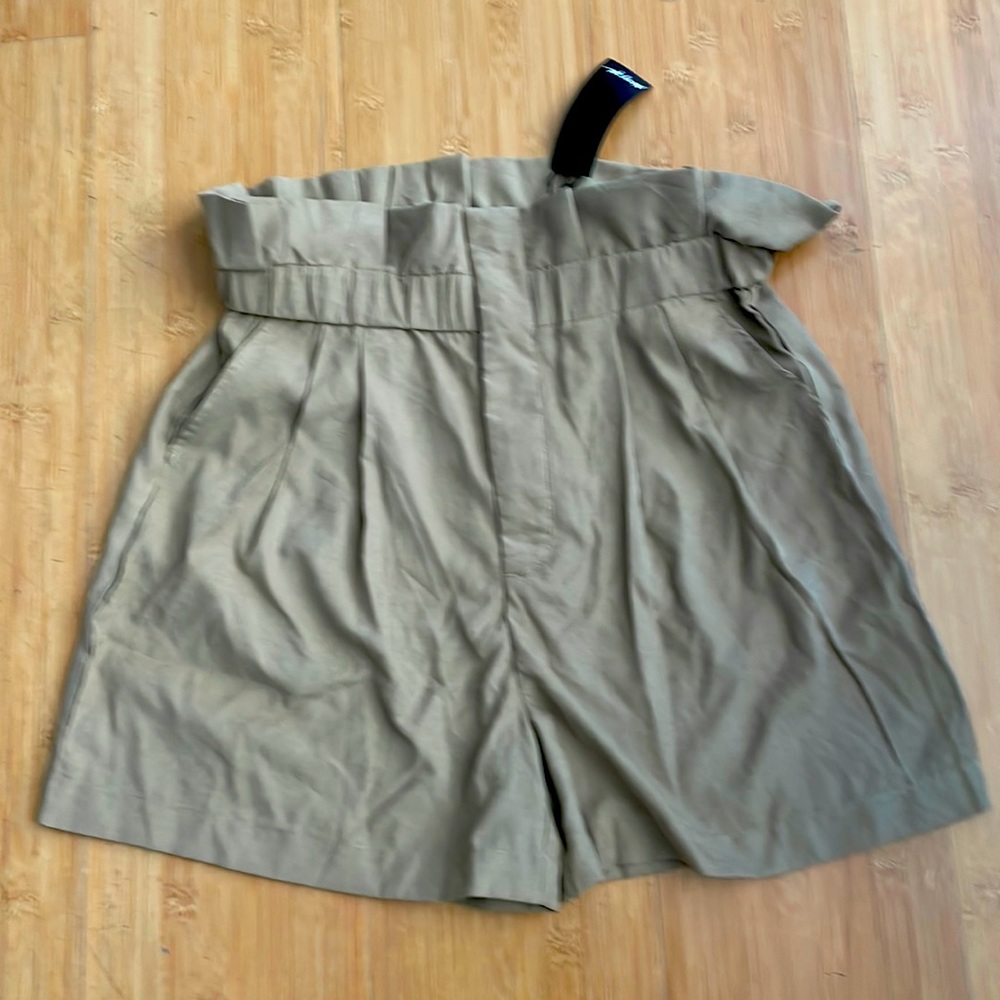 Fun paper bag shorts by Nasty Gal. Elastic waist band and pockets.